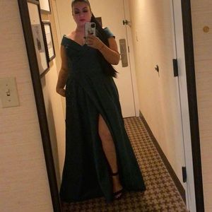 This beautiful hunter green dress i wore it only one time bought it at macy’s